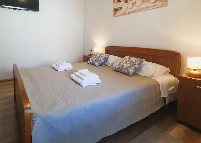 2 Bedroom Beautiful In Popovici Casa vacanze