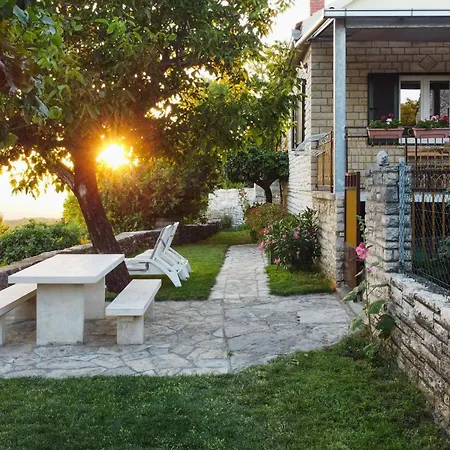 2 Bedroom Beautiful In Popovici Vakantiehuis *