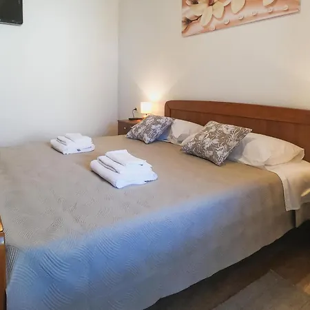 2 Bedroom Beautiful In Popovici Feriehus