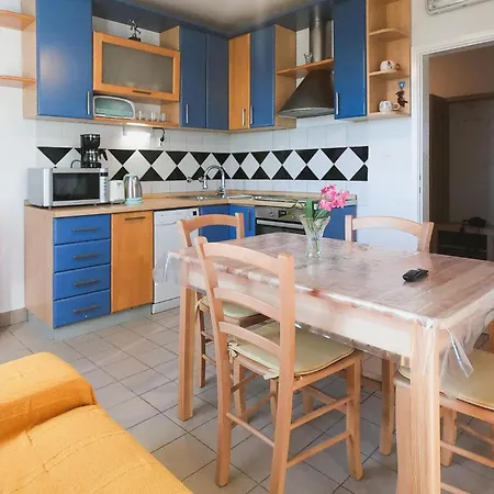 Feriehus 2 Bedroom Beautiful In Popovici