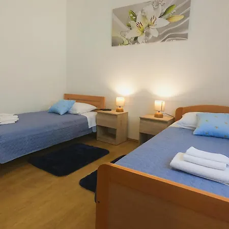 2 Bedroom Beautiful In Popovici *
