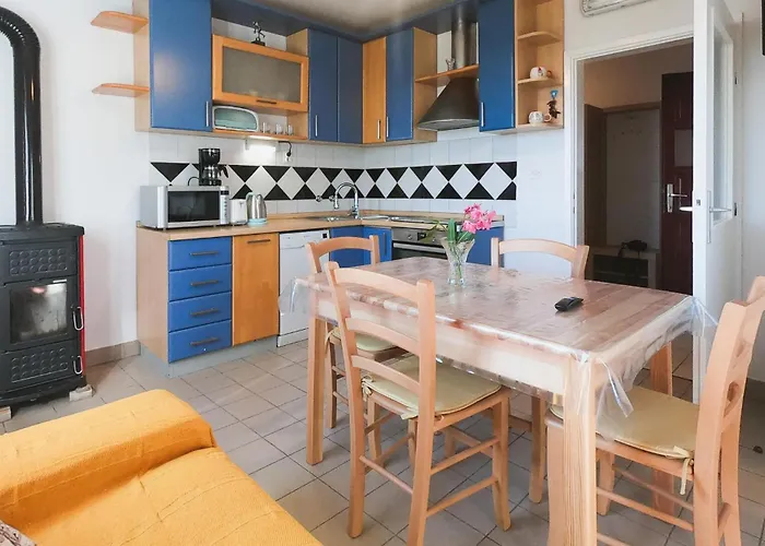 Vikendica 2 Bedroom Beautiful In Popovici